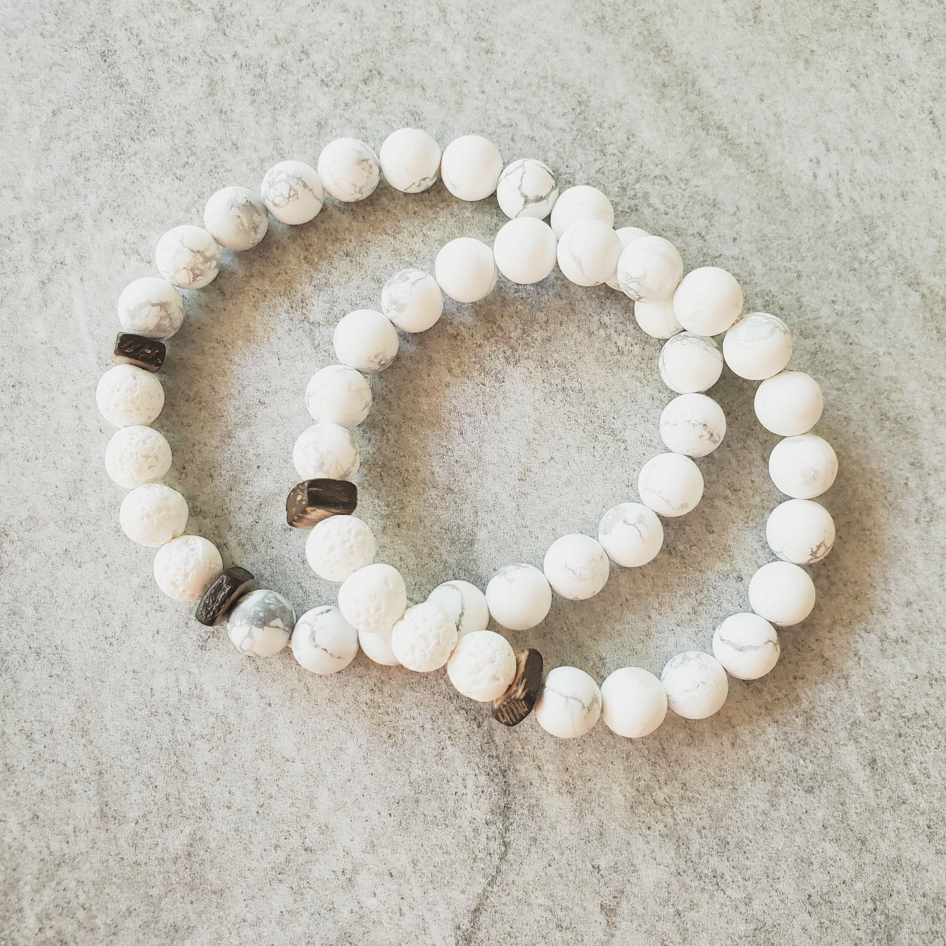 Stretch bracelet with Howlite and white lava