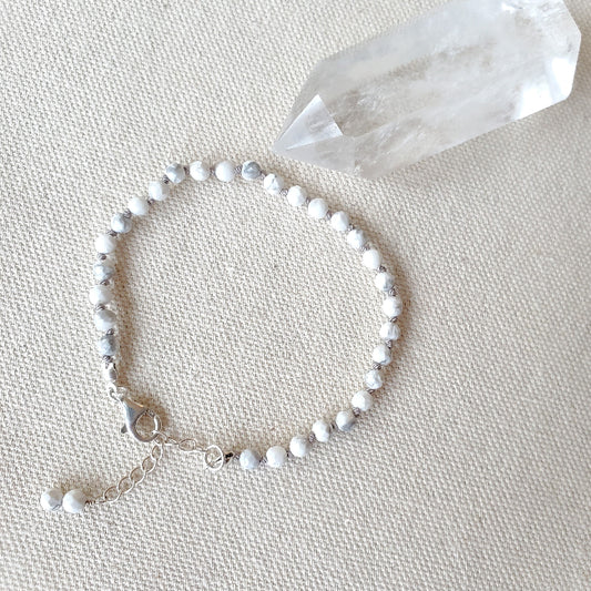hand knotted Bracelet with faceted Howlite beads