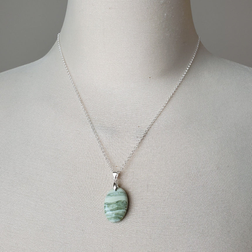 Serpentine oval pendant necklace on bust