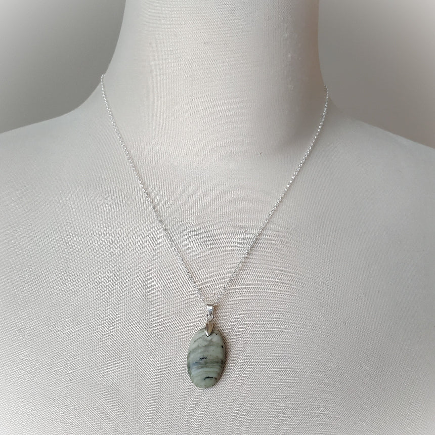 Serpentine oval pendant necklace on bust