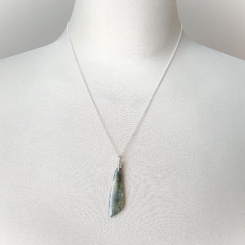 Green Kyanite freeform pendant necklace on bust