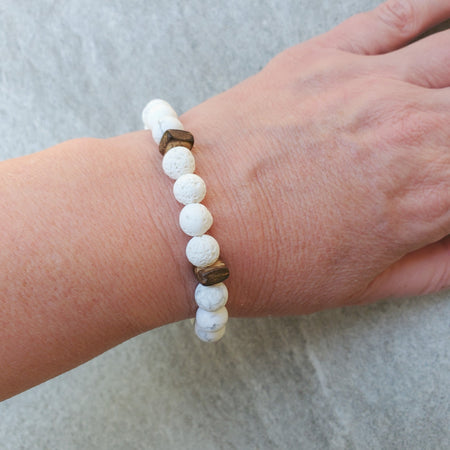 Stretch bracelet with Howlite and white lava